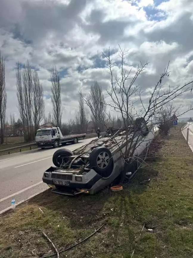 Sandıklı’da Trafik Kazası Otomobil Refüje Devrildi, Sürücü Hafif Yaralı