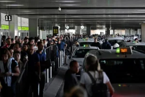 Elektriklerin kesildiği ülkede OHAL ilan edildi