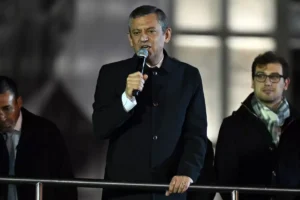 İlk ‘boykot’ anketinde Özgür Özel’e soğuk duş