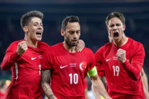 Herkes onu konuşuyor! Yıldız futbolcumuz seccade ile camiye gitti